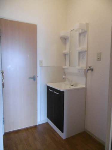 ハイツ　ツェントリィシュ C102号-6