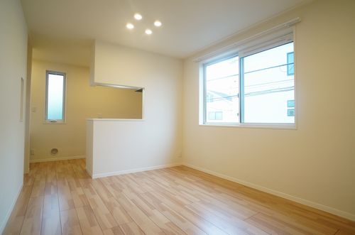 シャーメゾン成田東参番館 202号-2