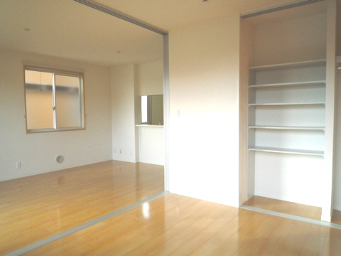 プラテリーア J棟 101号-4