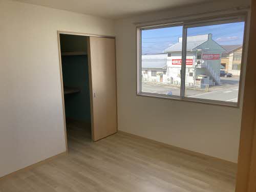 ファミーユスズキ F201号-8