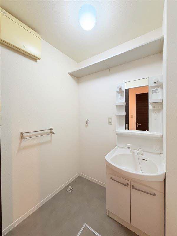 パインテイル B棟 B0102号-8