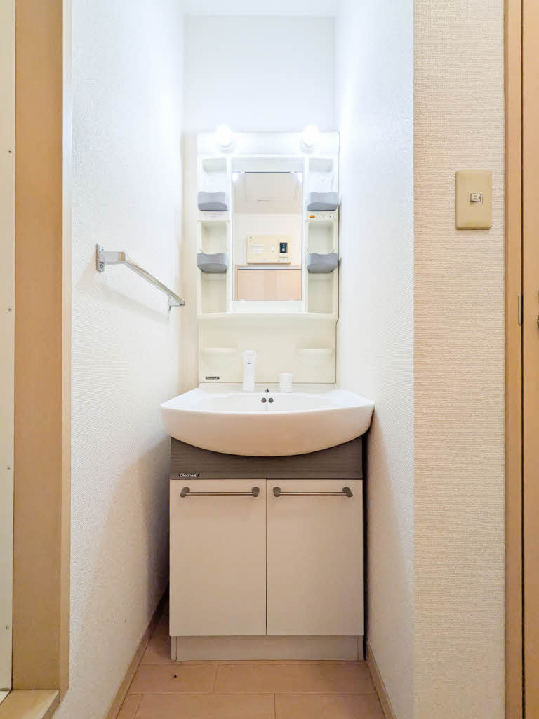 ラビアンローズⅢ　Ｂ棟　＊＊ B0102号-6