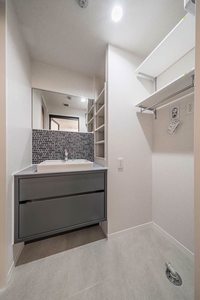 Ｐｒｏｍｅｎａｄｅ上杉 301号-8